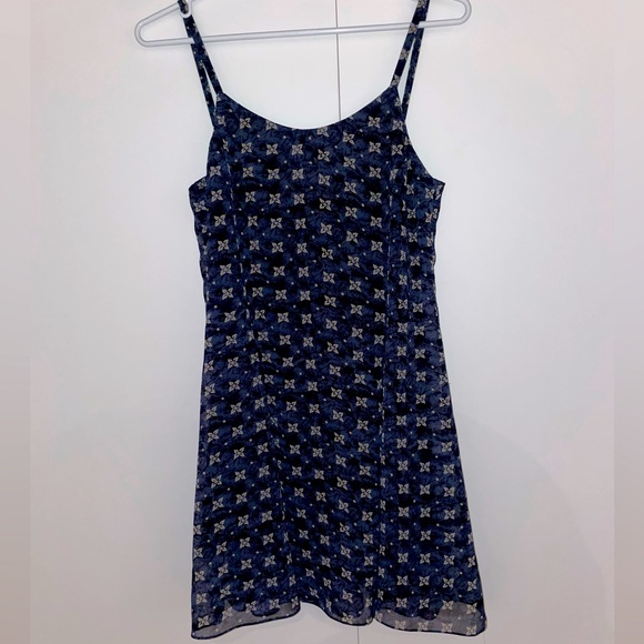 Pretty Blue flower patterned dress with thin straps. - Picture 3 of 3